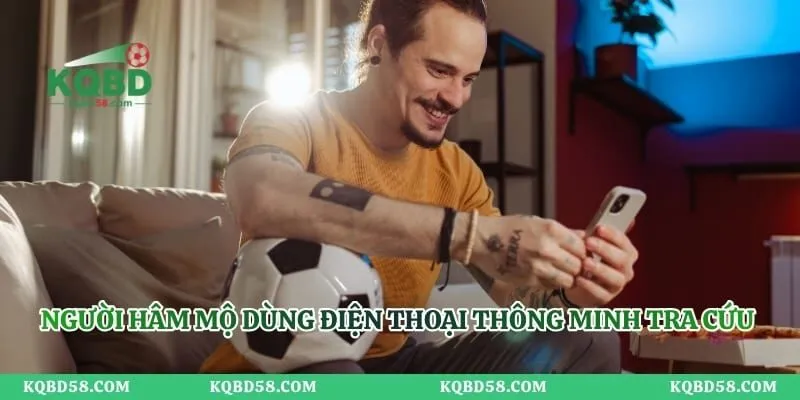 Người hâm mộ dùng điện thoại thông minh tra cứu lịch thi đấu u23 châu Á